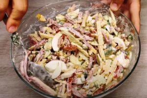 Салат «Секрет Дачника» – простой, сытный и невероятно вкусный! Готовлю его всё лето