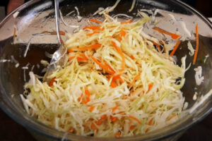 Хрустит на всю кухню: готовим витаминный салат с безупречными пропорциями. Простой рецепт