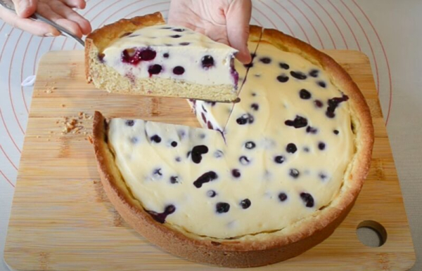 Ягодный пирог с творожной начинкой. Невероятно нежный: каждый кусочек просто тает во рту!