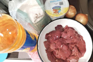 Рецепт: Тушенная куриная печень — Нежная куриная печень с классическим вкусом