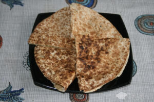Рецепт: Лепешка с твердым сыром и творогом — Из покупных пшеничных лепешек