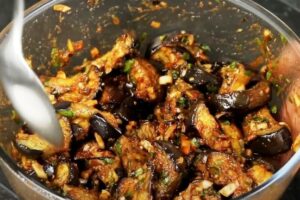 Невероятно вкусно и просто! Как приготовить баклажаны с луком и томатной пастой, чтобы пальчики облизывали