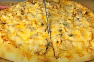Тонкое тесто, хрустящие бортики и сочная курица с грибами. Рецепт идеальной пиццы