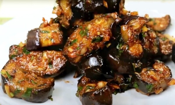 Невероятно вкусно и просто! Как приготовить баклажаны с луком и томатной пастой, чтобы пальчики облизывали