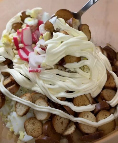 «Королевский» салат с крабовыми палочками: быстрый рецепт, который удивит гостей своим вкусом!