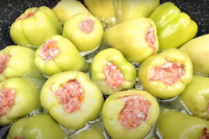 Сочные фаршированные перцы в бульоне: вкусно и сытно. Простой рецепт