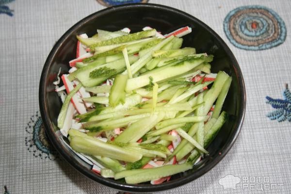 Рецепт: Салат из капусты и крабовых палочек - легкий летний вариант