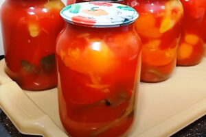 Фаршированный перец по-новому: удивительное сочетание моркови, овощей и томатной заливки!