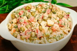 Идеальный салат для тех, кто устал от оливье: сытный и бесподобно вкусный рецепт с куриной грудкой