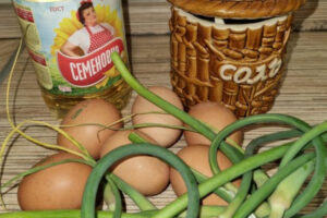 Рецепт: Яичница с чесночными стрелками — Вкуснятина из подножного корма