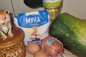 Рецепт: Оладьи из кабачков с чесноком — На блинной муке с колбасой