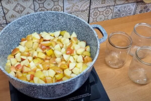 Яблоки в собственном соку на зиму: не просто заготовка, а спасение для хозяйки. Начинка для десертов и пирогов