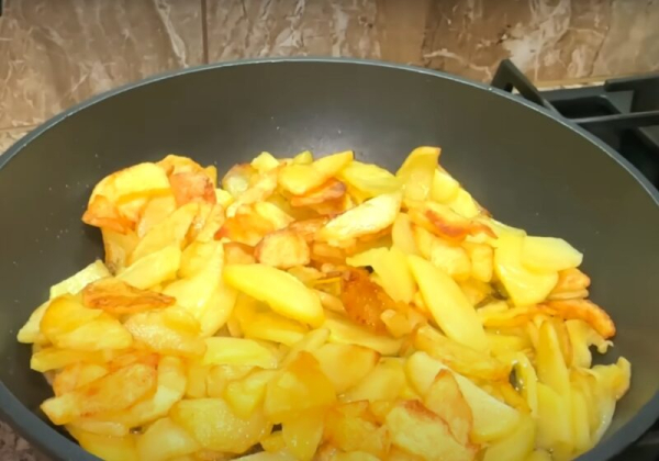 Так картофель вы ещё не готовили — вкуснее пиццы и проще запеканки! Все смешали и на сковороду