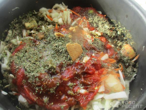 Рецепт: Капуста, тушеная с пивом - с почками, яблоками, черносливом и брусникой
