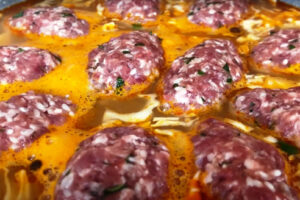 Все сложила в сковороду и забыла. Сочное ароматное блюдо с овощами и тефтелями: рецепт из простых продуктов