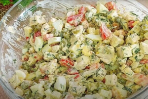 Готовлю на ужин из курицы, когда мало времени: простой и вкусный салат на каждый день!
