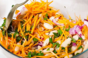 Проще не придумаешь: салат из фасоли и моркови становится фаворитом даже на праздничном столе