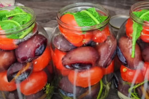 Секрет моей свекрови: маринованные помидоры со сливами без варки. Просто залей кипятком и зимой будешь есть счастье ложкой!