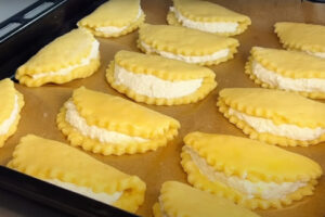 Готовятся из самых простых продуктов: как испечь сочни с творогом, которые будут нежнее, чем в дорогой кондитерской
