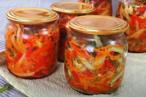 Вкус лета в каждой ложке! Как сохранить сочность болгарского перца и сладость моркови в хрустящем салате на зиму