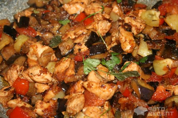 Рецепт: Соте из баклажан - с курицей и овощами