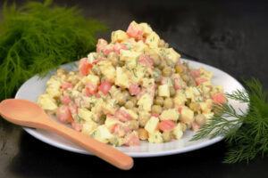 Проще Оливье, а вкуснее в разы: осенний салат с курицей, который готовится за 15 минут и покоряет с первой ложки