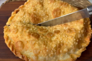 Забудьте про чебуреки! Этот грузинский пирог с мясной начинкой настолько сочный и ароматный, что его хочется есть каждый день