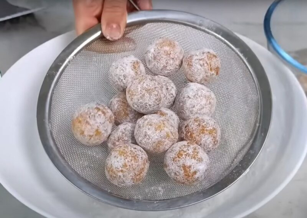 За считанные минуты для чая или кофе! Рецепт хрустящих творожных пончиков без дрожжей: быстро, просто и без духовки.