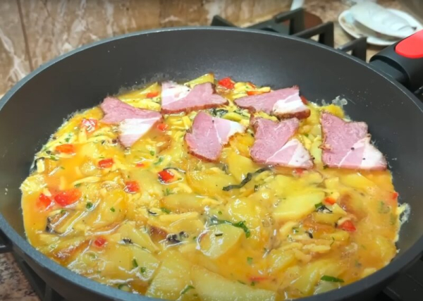 Так картофель вы ещё не готовили — вкуснее пиццы и проще запеканки! Все смешали и на сковороду