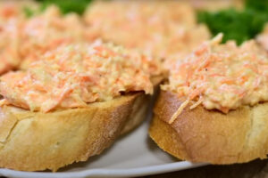 Бюджетная закуска «Пятиминутка». Из продуктов, которые всегда есть даже на студенческой кухне!