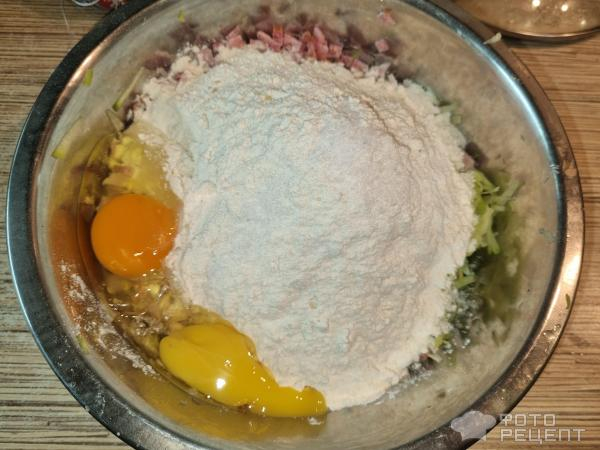 Рецепт: Оладьи из кабачков с чесноком - На блинной муке с колбасой