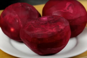 Секретный салат из свеклы: просто натереть и замариновать. Заканчивается через 5 минут после подачи