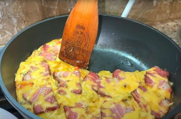 Так картофель вы ещё не готовили — вкуснее пиццы и проще запеканки! Все смешали и на сковороду