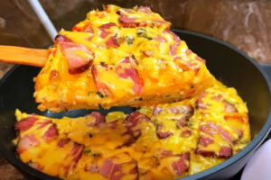 Так картофель вы ещё не готовили — вкуснее пиццы и проще запеканки! Все смешали и на сковороду