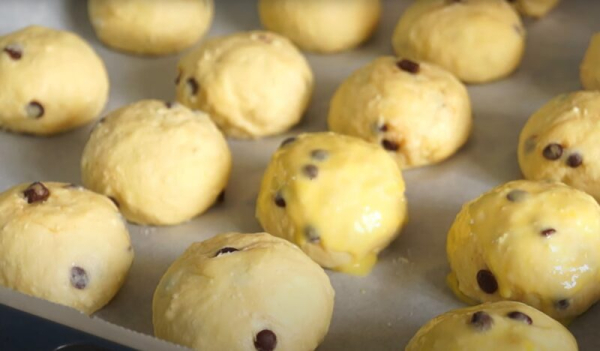 Вкуснее круассана: простой рецепт чудо-булочек из творога, которые остаются мягкими несколько дней
