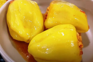 Сочные фаршированные перцы с нежной начинкой из мяса и сливочного масла. Привычное блюдо с необычным вкусом!