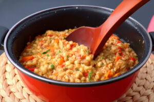 Накормить семью вкусно и недорого: рецепт нежной перловки с мясом, который согреет и насытит надолго