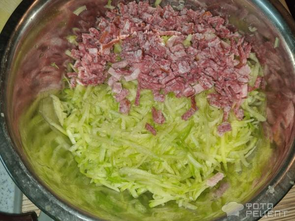 Рецепт: Оладьи из кабачков с чесноком - На блинной муке с колбасой