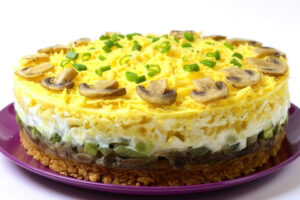 Праздничный салат, который съедают первым: сочная кислинка и хруст — попробуйте разгадать состав!