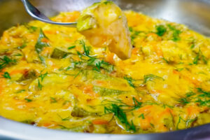 Неожиданно вкусно! Тушеные кабачки в сметане: блюдо, которое удивит вас нежностью и ароматом
