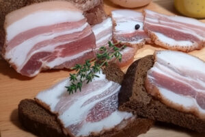 Сало в рассоле, которого всегда мало. Самый вкусный домашний рецепт: съедается в одно мгновение