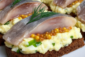 Вкус, знакомый с детства, но в новом исполнении: секрет идеальной закуски из сельди для любого мероприятия
