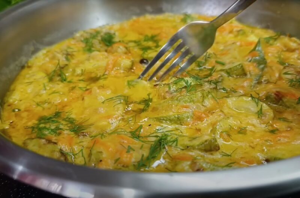 Неожиданно вкусно! Тушеные кабачки в сметане: блюдо, которое удивит вас нежностью и ароматом