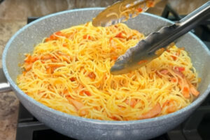 Макароны в изумительно вкусном соусе — съедаются моментально! Быстрый ужин или обед для всей семьи