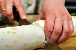Рулеты из лаваша с курицей и пекинкой: просто, быстро и обалденно вкусно! Никто не уйдёт голодным