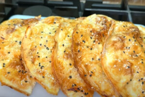 Ароматные и сочные чебуреки из лаваша: самый простой и удачный рецепт. Без масла и без замеса теста