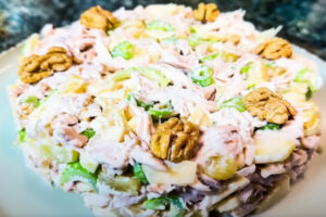 Вкусный и оригинальный салат из куриной грудки. Подходит для любого торжества!