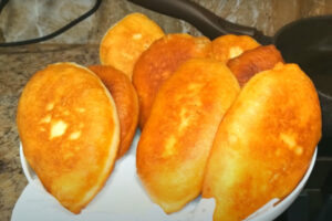 Пузырчатые пирожки с хрустящей корочкой — на второй день еще вкуснее! Самый простой и удачный рецепт