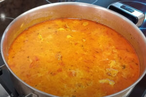 Лёгкий, но невероятно насыщенный: суп с курицей, сельдереем и куркумой. Густой, без бульона, но с мясом!