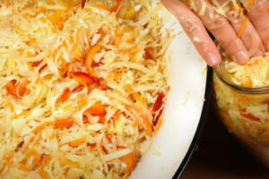 Не просто закуска, а маленькое чудо: хрустящий маринованный салат, который все просят записать!